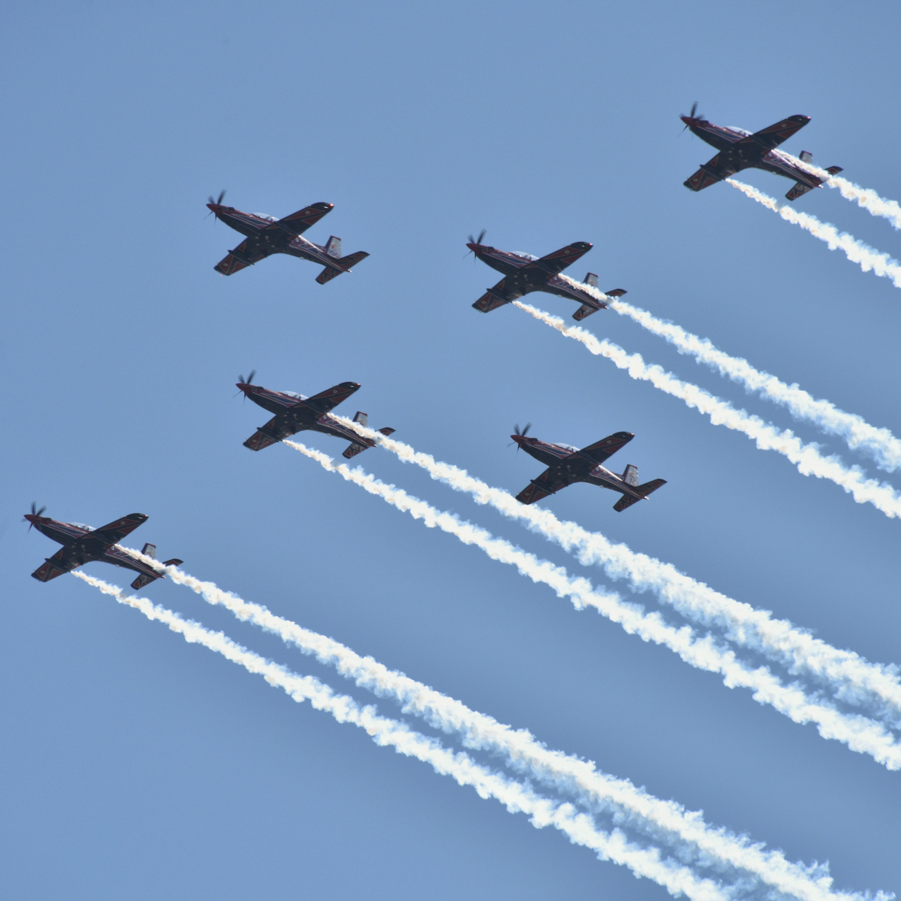 5 airplanes flying in the sky