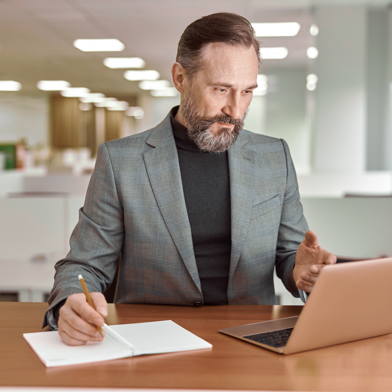 Man completing CMI course online