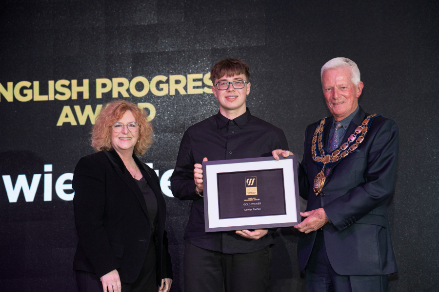 Ollie collecting award