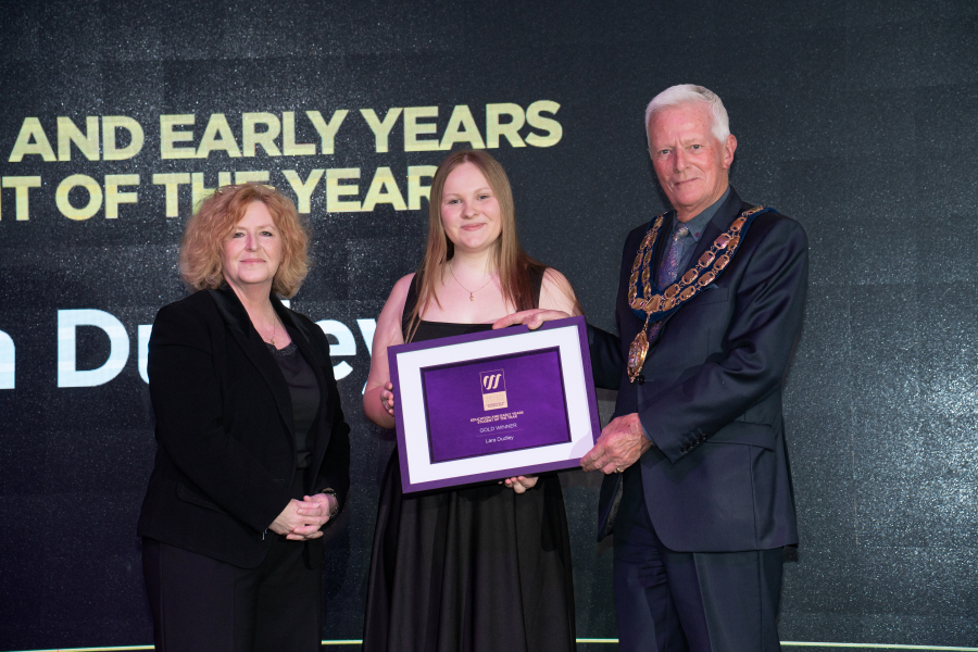 Lara collecting award